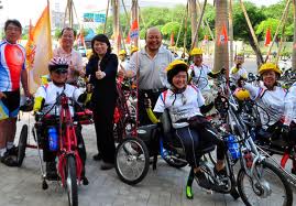 台韓殘障人士「騎遇福爾摩沙900」，從台中公園台灣地籍測量三角點原點出發，以手搖自行車搖行900公里，令人欽佩。（摘自網路参考圖）