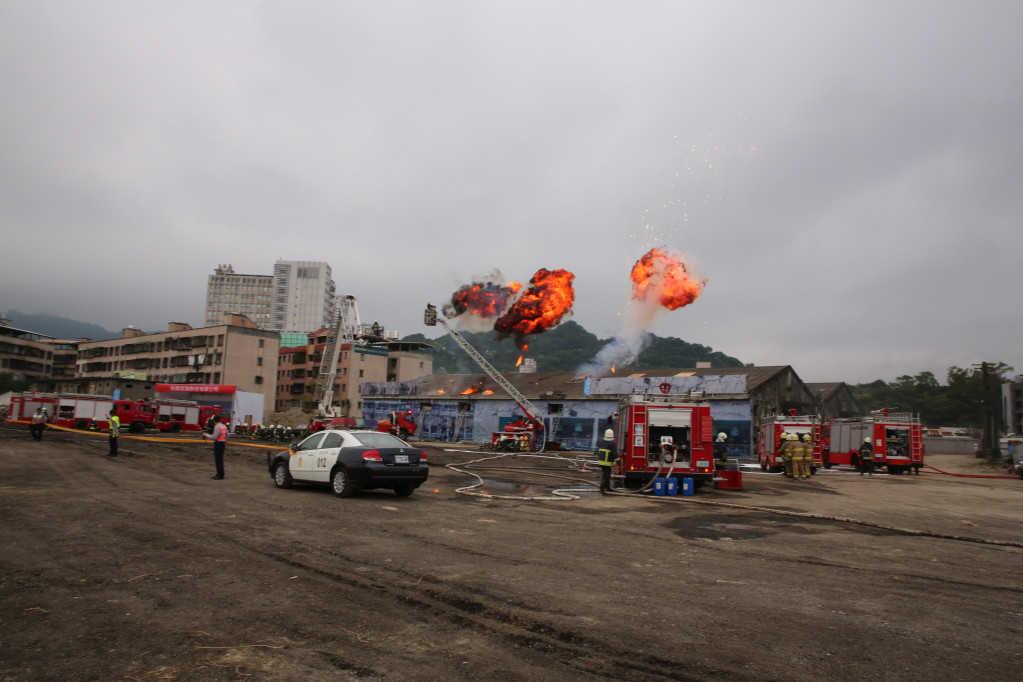 台北市政府為提升地震緊急應變能力，今天與萬安38號同步舉辦「民安1號」演習，並首度邀請日本東京消防廳搜救隊來台參與演習，由市長柯文哲全程主持。（圖由北市府提供20150428）