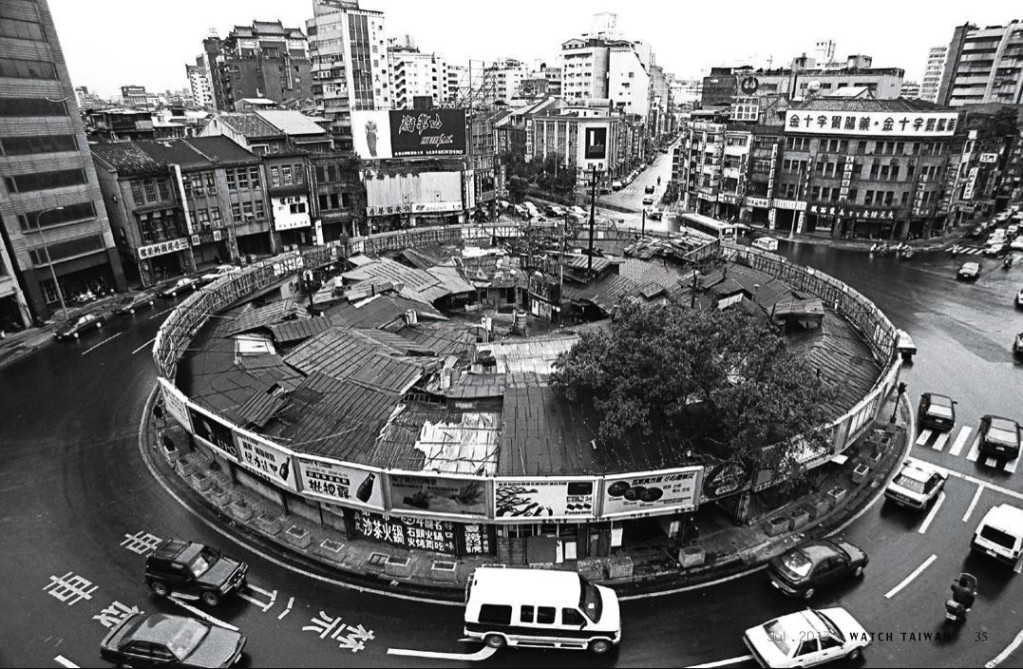 圖中「圓環」的面積約650坪，是南京西路、重慶北路、天水路、寧夏路等的輻輳中心，在1980年代前，一直是臺北點心的代名詞。（陳慶良攝，臺北市大同區公所提供）