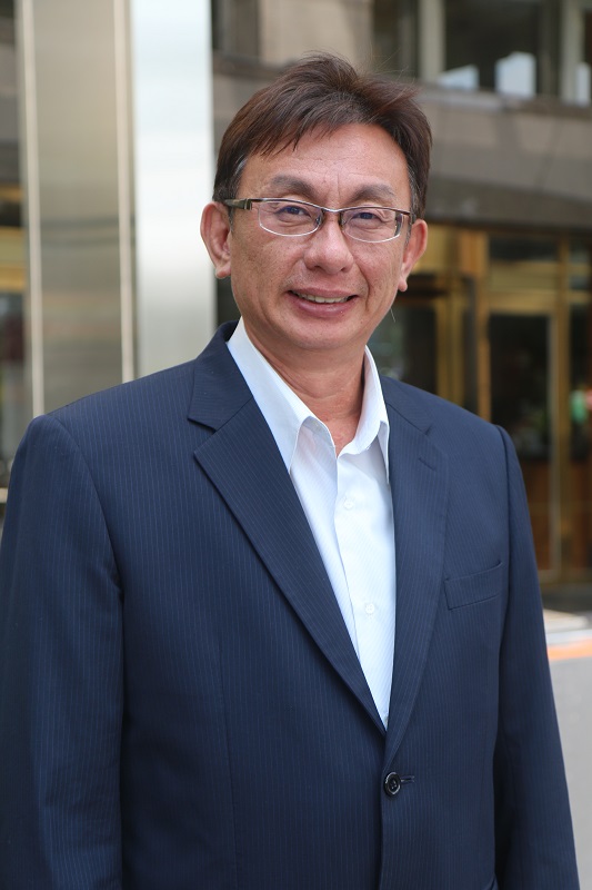 前立委康世儒以無黨籍參選苗栗縣長，聲勢看漲。（記者何豪毅攝）