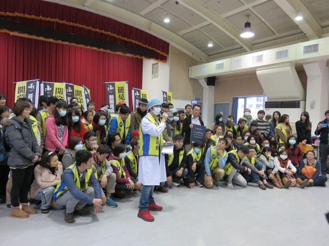 不支薪的割闌尾志工27日在新北市選委會前拍照留念，宣讀聲明後現場的掌聲聞的到洋葱味。（張龍僑攝）