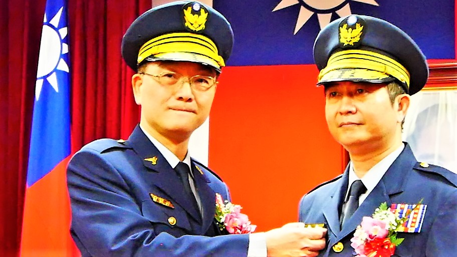 高雄港務警察總隊，原總隊長劉耀欽接掌金門縣警察局長，新任總隊長由原台南市警局第一分局長邱文亮陞任。左為主持監交的警政委員陳永利。(圖/陳俊廷)