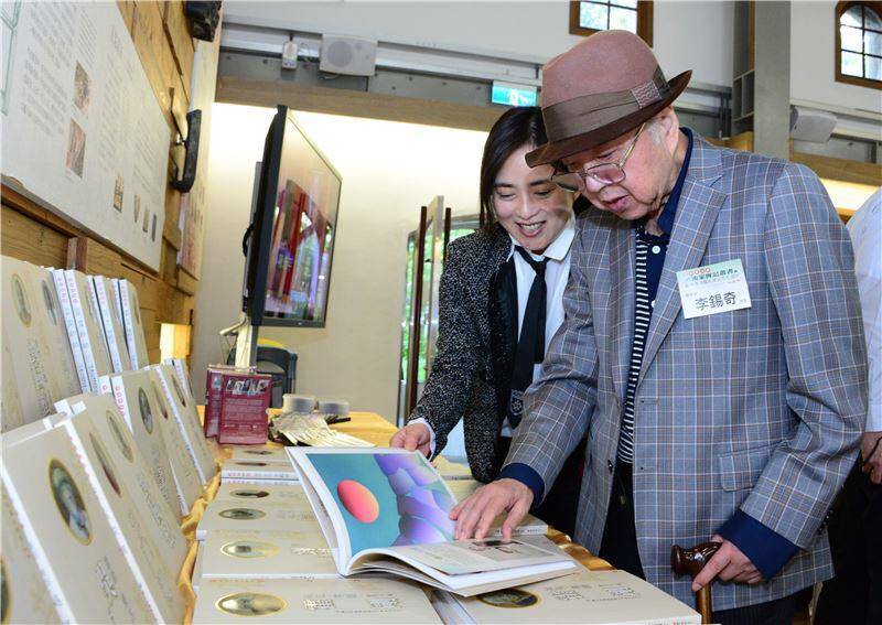 圖為李錫奇2017年11月出席文化部舉辦「家庭美術館─美術家傳記叢書」發表記者會。圖／文化部