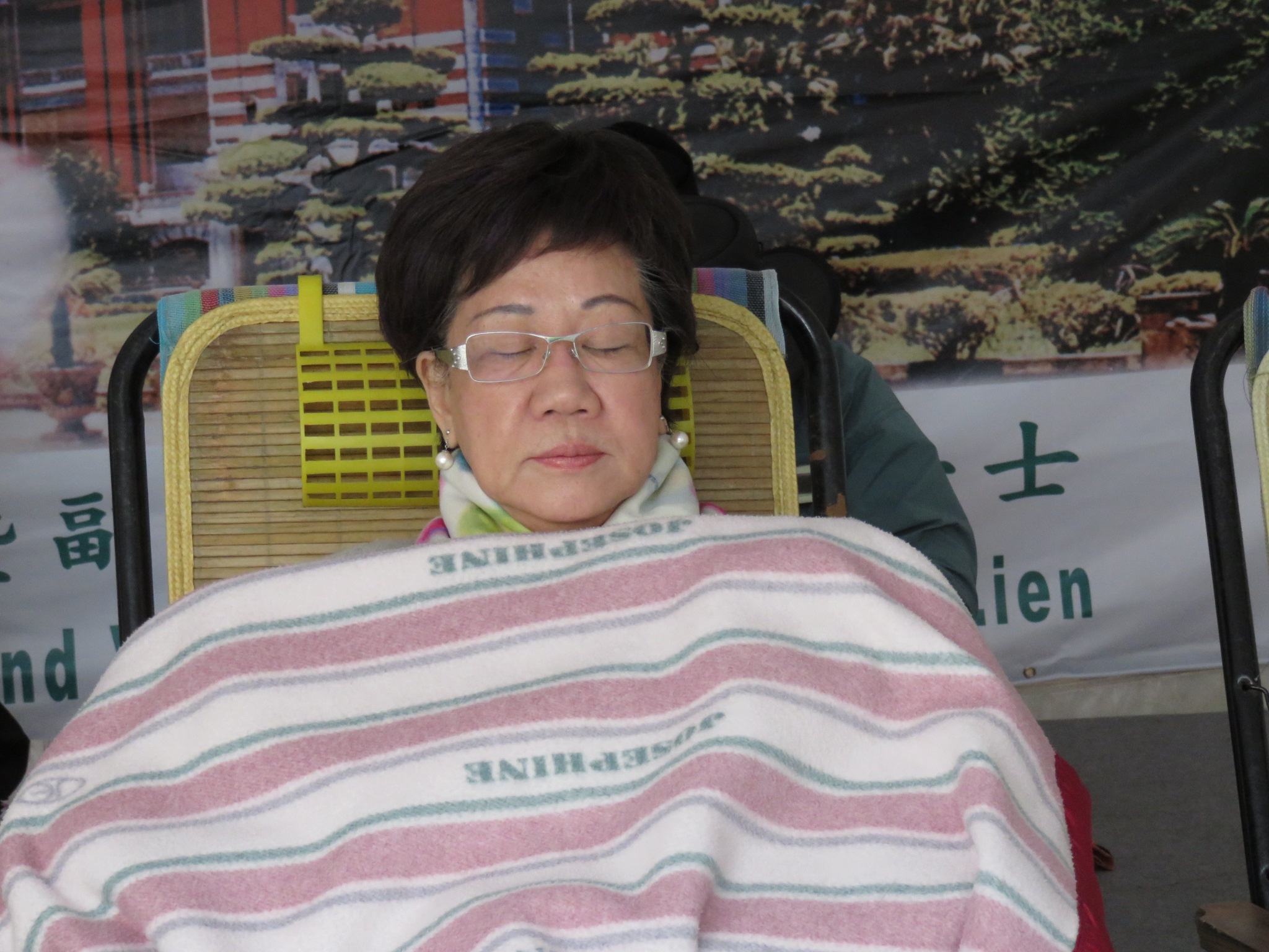 前副總統呂秀蓮為救扁在台灣博物館前絕食抗議。(朱蒲青攝)