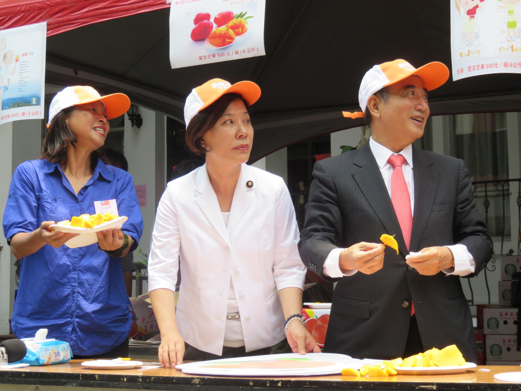 立法院長王金平（右一）今天接見台南鄉親，推薦國民黨在台南第四選區參選的立委陳淑慧（右二）。他認為濁水溪以南綠油油「對台灣、對民主政治都不是好事」，呼籲選民應給國民黨再一次機會。（本報資料照片，記者唐詩攝影）