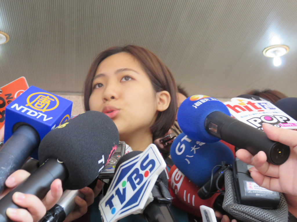 朱辦發言人徐巧芯今天（25日）在電視談話節目 中表示，有關軍宅、農地等問題，王如玄明天有機會說明清楚，圖為徐巧芯上午對外說明王如玄農地問題。（記者唐詩攝影）