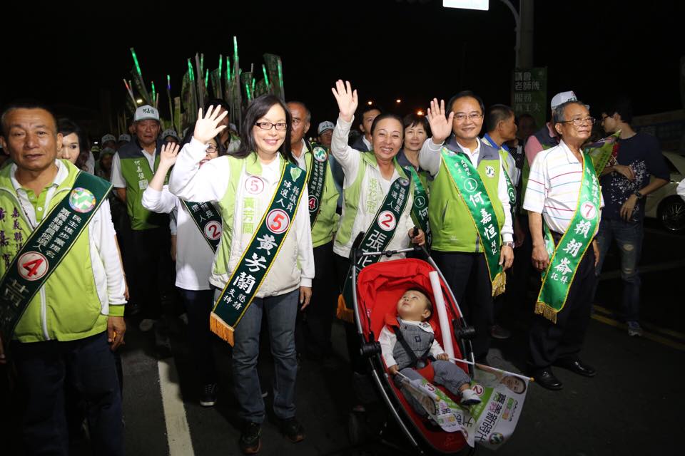 民進黨嘉義縣長候選人張花冠領先對手8萬多票，宣布連任成功。（圖取自張花冠臉書）