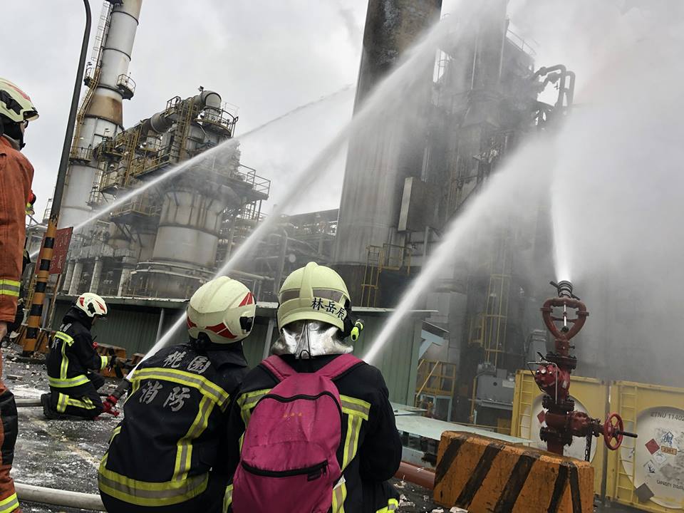 中油桃園煉油廠早上發生爆炸火災，火勢雖已控制，但造成嚴重空污，桃園市長鄭文燦要求中油必須遷廠。圖／鄭文燦臉書、桃園市政府