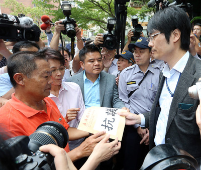 台灣漁船「東聖吉16號」在沖之鳥海域遭日本扣捕，全國漁會上百人和立委27日到日本交流協會，要求日方正式道歉，並遞交抗議書。(中央社)