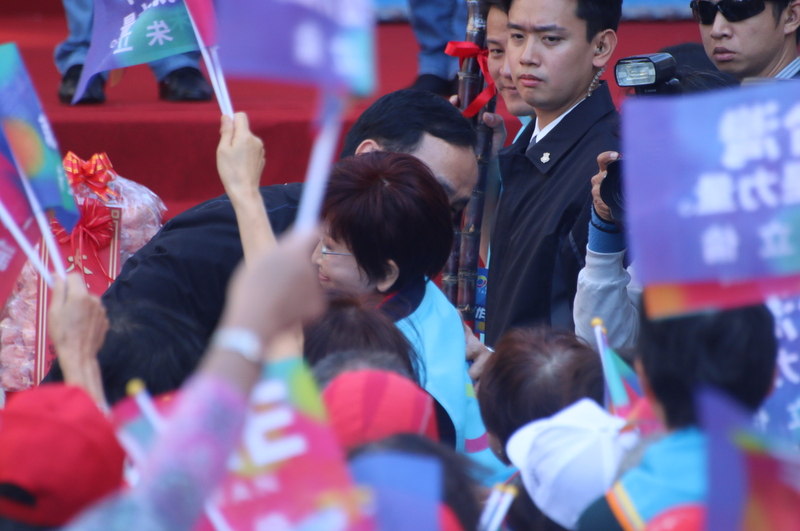 國民黨舉行朱玄總部成立大會,總統候選人朱立倫上台前特別與立法院副院長洪秀柱抱個滿懷,上演大和解戲碼。(記者何豪毅攝)20151205