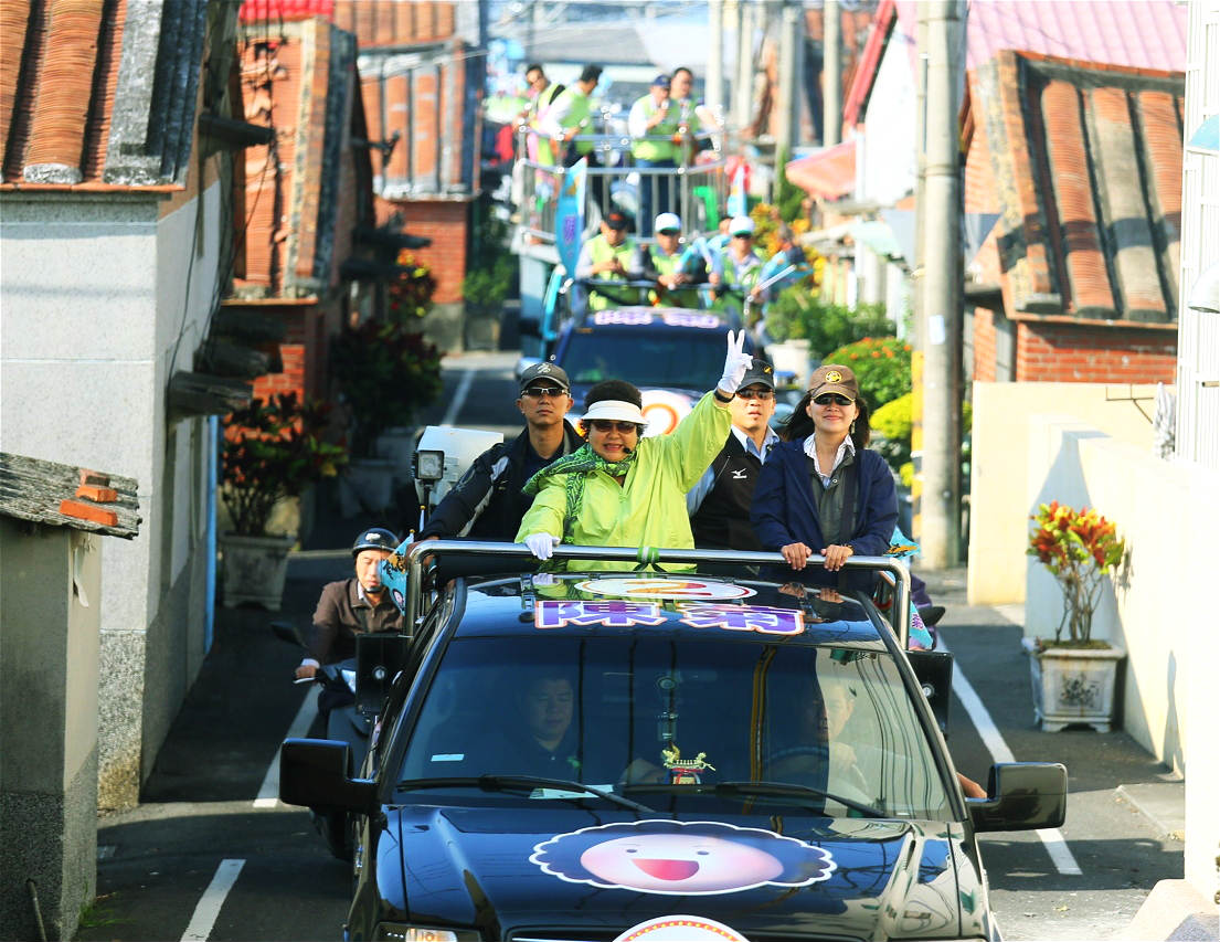 陳菊市長展開最後全市九天車隊大掃街，連小巷子都繞進去向選民拜票！可說是誠意十足！