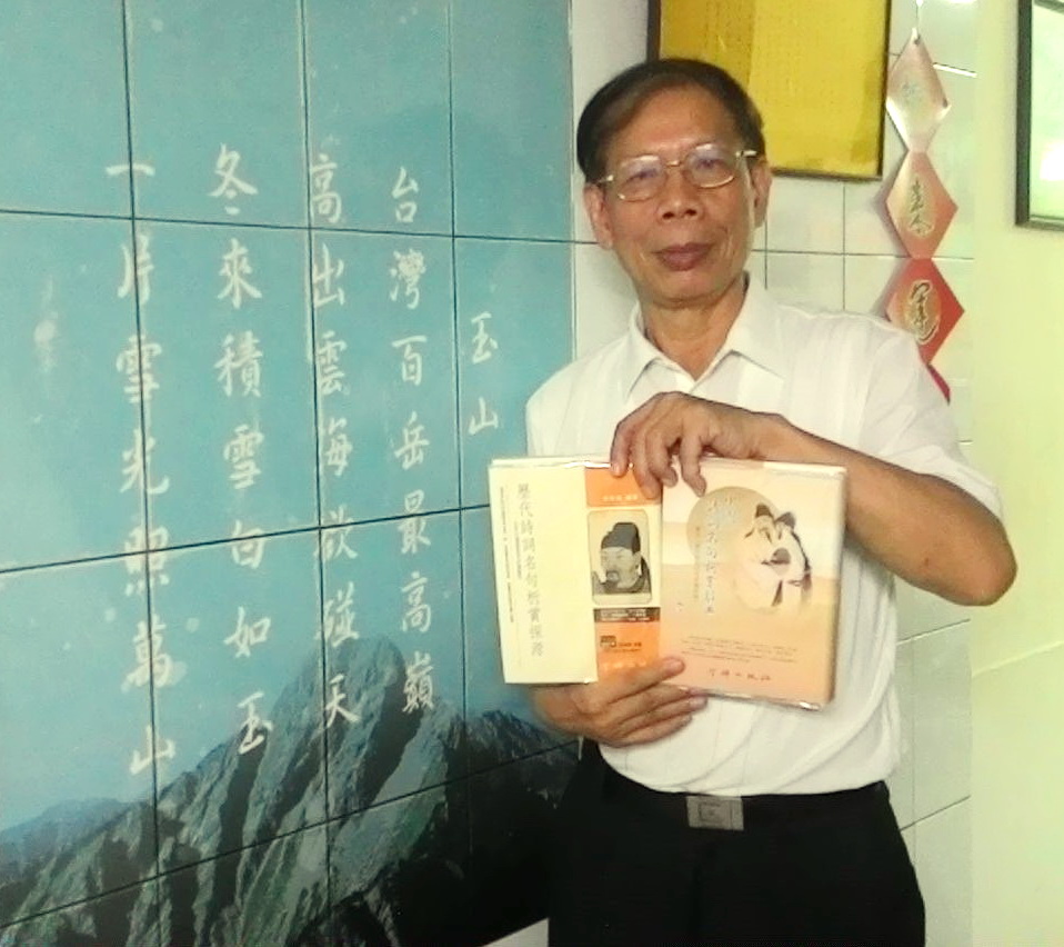 呂自揚手持台灣原版與中國盜版兩相對照。（記者陳俊廷攝）