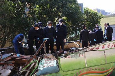 檢察官今天登上肇事遊覽車釐清肇事原因，但因此事事件情節重大，交通部宣布撤銷遊覽車業者的營業執照。(圖/中央社)