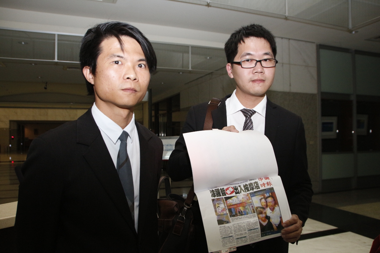 凃醒哲委託律師陳偉仁及張育瑋遞送民事起訴狀，提告中時蔡衍明、壹電視練台生報導不實。（照片嘉義市政府提供）