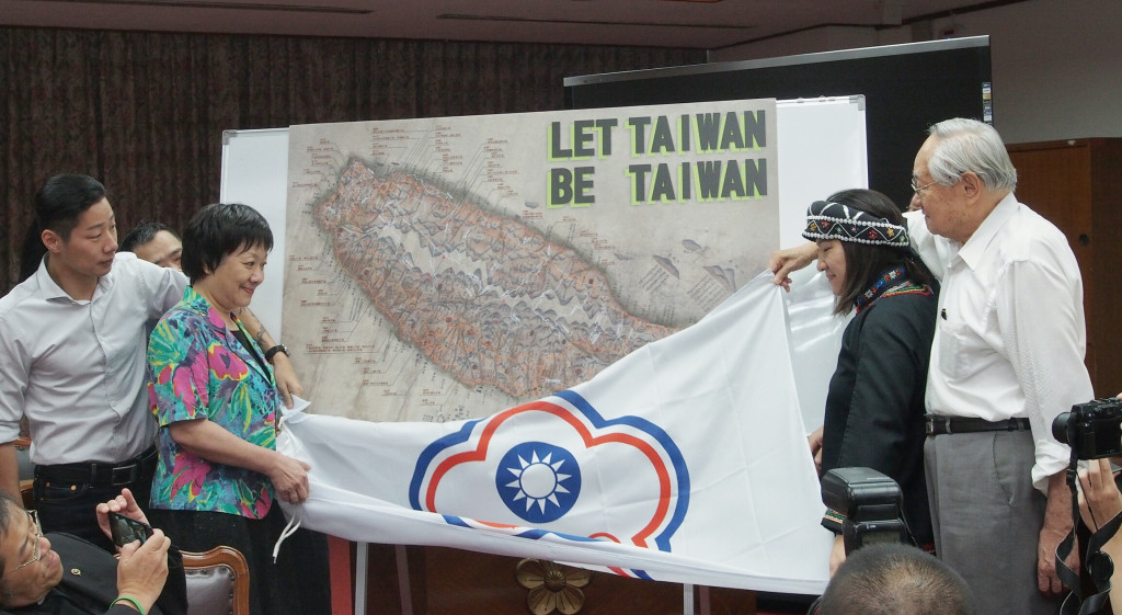 人權醫生陳永興與數十個台派團體昨日發起「以台灣之名向國際發聲」的活動之後,持續獲得海內外民眾支持,不僅促成日本網友於網站發起的「台灣2020東京」連署跨越五萬人門檻,時代力量立委徐永明今天也出來力挺,一致期盼2020年,看到「台灣」的名字出現東京奧運競技場上。(圖/張家銘)