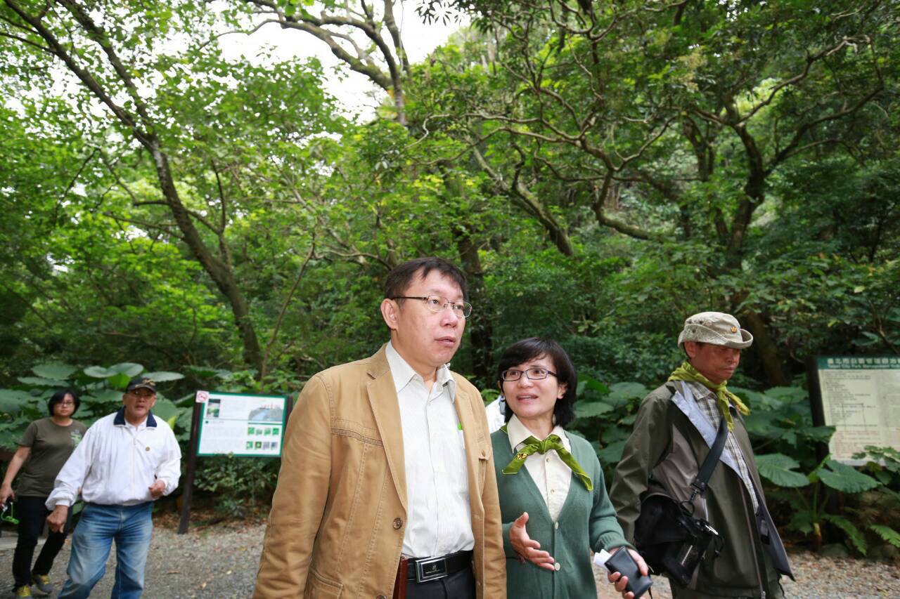 柯文哲今到北市富陽生態公園健行，瞭解公民團體的提出生態公園管理條例的必要性。（柯辦提供）