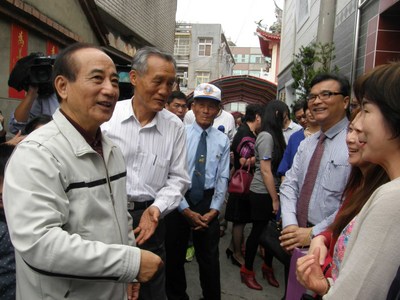 立法院長王金平（前左）21日在高雄路竹老家宴請鄉親，多名地方人士高喊「選總統」，王金平說，至今未規劃。(中央社)