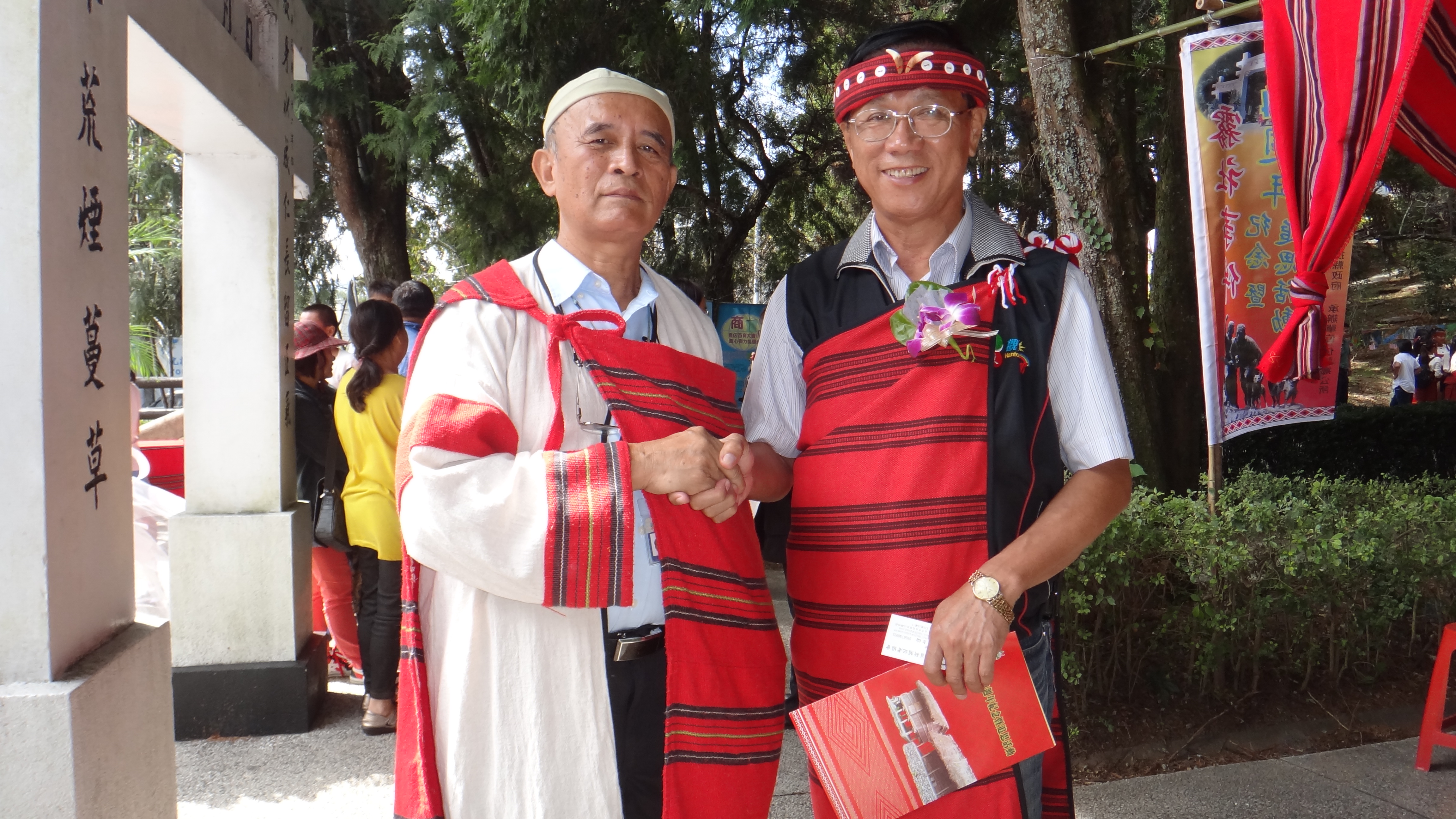 林明溱穿上原住民賽德克巴萊的傳統服飾緬懷抗日英雄們,希望人與人和平相處,不要再有戰爭發生。(記者石振賢攝)