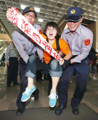 國道收費員自救會突襲人事行政總處辦公室，警方將部分抗議人士抬下樓，將移送法辦。（中央社）20150513