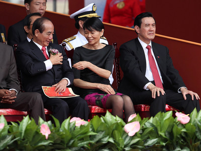 總統馬英九（右）夫人周美青（中）與立法院長王金平（左）10日在總統府前出席103年國慶大會，圖為周美青協助王金平整理胸花。(中央社)