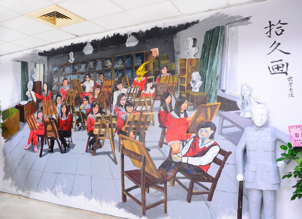 牆上這幅大壁畫是美術班共同創作，19位學生自畫像，完整呈現學習軌跡。（記者王志偉攝影）