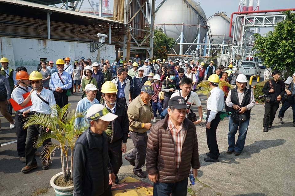 後勁反五輕居民與團體元旦前往中油檢查油槽(照片/李根政臉書)