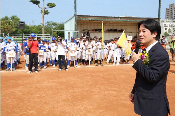 賴清德為首屆全國社區學齡棒球賽開打擔任開球 (照片臺南市府提供）