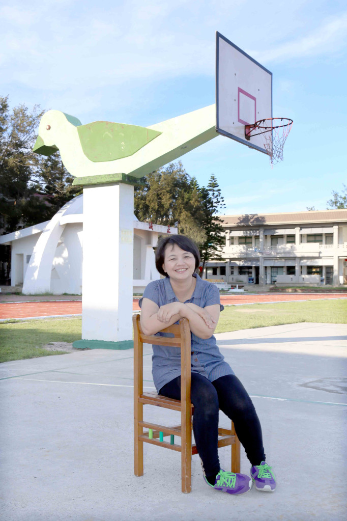 在吳憶如的堅持下，全國唯一以鳥為造型的籃球架得以保留，成為七美國中的地標。張大魯攝影