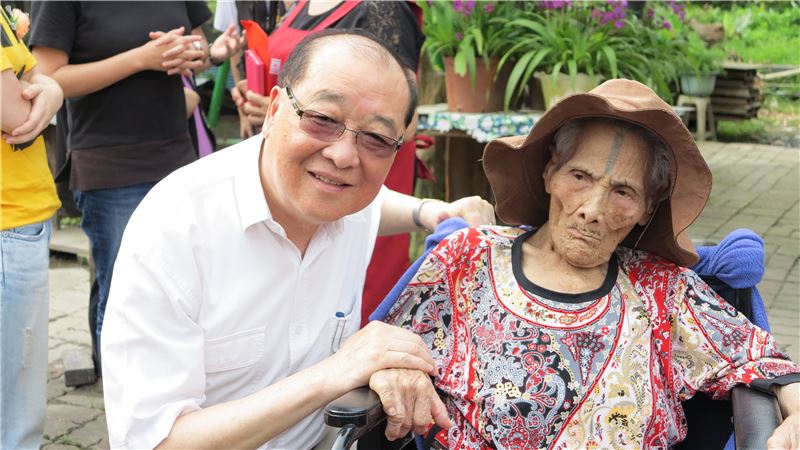 2016年5月，時任文化部長洪孟啟前往花蓮縣秀林鄉探視陳清香女士。圖／取自文化部官網     