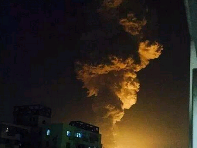 目擊者拍攝到的天津大爆炸火球（圖片取自Twitter/Weibo）