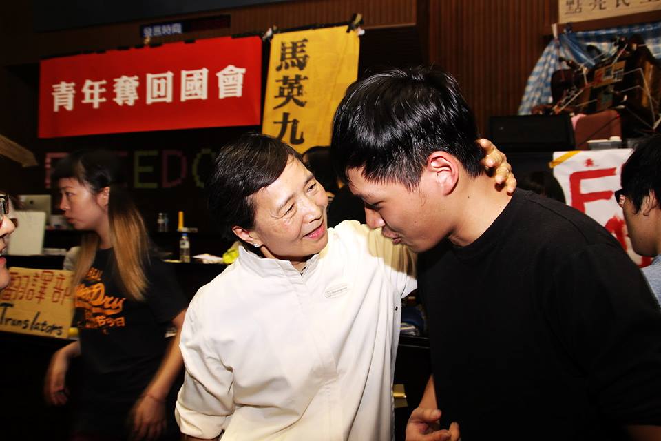 前行政院副院長葉菊蘭（前左）去年318學運時到立法院探望學生，並對客家子弟、學運代表陳為廷加油打氣。(取自鄭南榕基金會臉書)