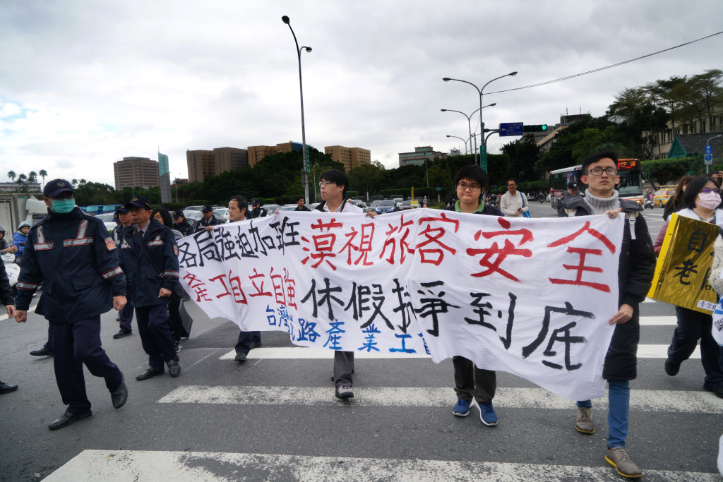 台鐵員工春節未出勤將依曠職處分，交通部政務次長王國材2日表示，若不依曠職天數和程序處理，全國陸、海、空運從業人員可能比照辦理，以後連假交通恐崩潰。圖為台鐵產業工會到總統府前抗議／張良一（資料照）