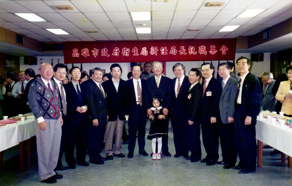 1999年陳永興受謝長廷之邀返鄉參與高雄市府團隊，擔任高雄市衛生局長。本圖為高雄市政府衛生局長就任茶會。圖／陳永興