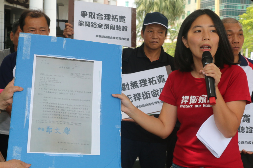 綠社盟王寶萱為了居住正義參選桃園立委，圖為去年王寶萱陪同中壢與大園迫遷戶前往監察院陳情。（資料照，記者何豪毅攝 20150727）