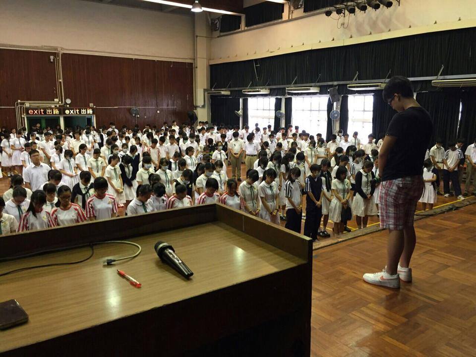 香港沙田培英中學罷課,有校友與同學上台分享在金鐘遭遇警方催淚彈的經歷。