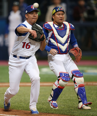 第4屆世界棒球經典賽（WBC）台灣隊7日首戰以色列，7局上以色列7比3領先、滿壘，輪到9棒柏查姆（Scott Burcham），大膽使用短打偷點，投手林晨樺（左）下丘接球，快速轉傳一壘，但一壘上沒隊友接應，讓以色列壘上3名跑者全回來得分。圖/中央社