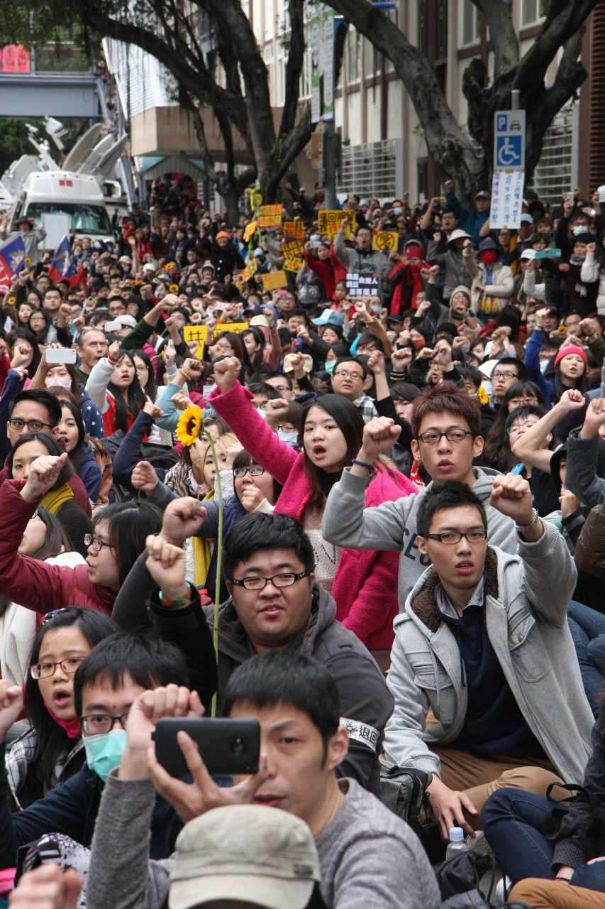 多數學生走上街頭，兩系所以宣布停課一周的方式支持。(記者何豪毅攝)