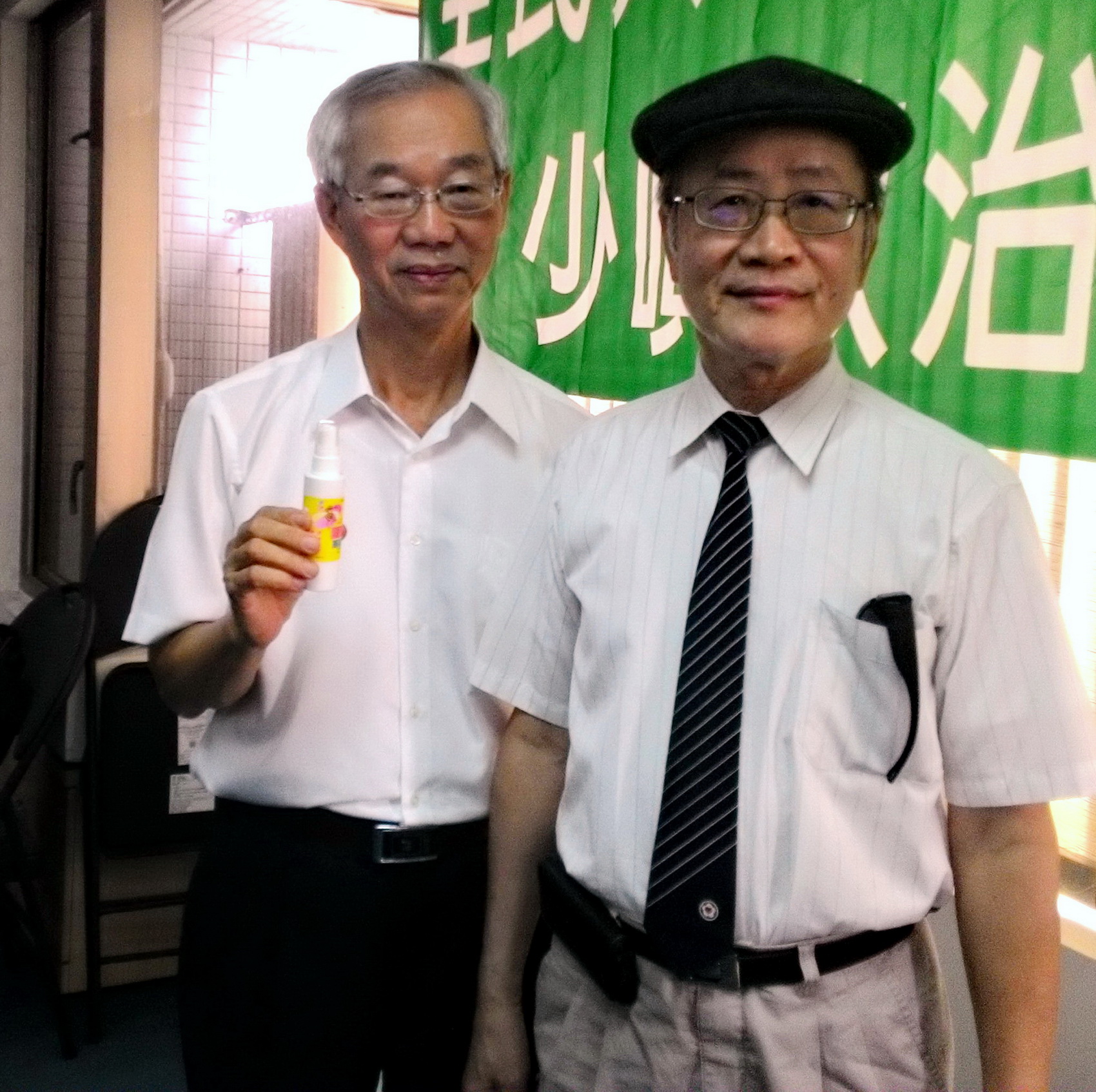 左為前南社長 前高市衛生局長韓明榮與現任南社長張復聚醫師。（記者陳俊廷攝）