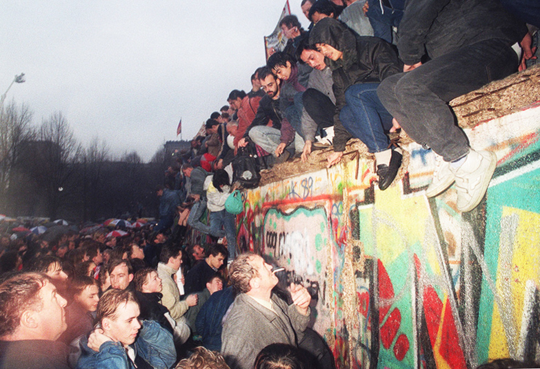 1990年，西德趁蘇聯解體，在買下東德的行動之前，西德進行一項公投，結果有百分之五十八的人贊成統一。（網路資料）
