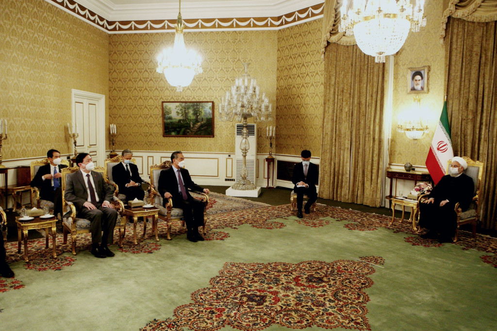 美中會談後，布林肯飛往歐洲，王毅先在北京，接待俄羅斯外長，擺出聯盟態度，接下來飛往土耳其。圖為王毅（右3）與伊朗總統魯哈尼（ Hassan Rouhani）（右1）會談。擷自新華社