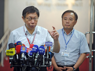 北市自來水處(右為處長陳錦祥)今天上午召開記者會公布新版供水SOP，未來只要直潭淨水場濁度達6千度，將採取減量供水方式，若超過1萬2千度會立即停止供水。(中央社資料照片)