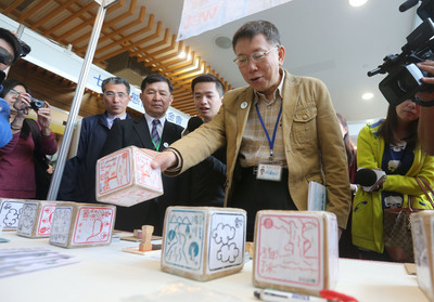 台北市長柯文哲出席公開活動時,對軍方發動的「憲兵搜索」爭議緩頰,「台灣沒有其他事可做嗎?」(中央社)20160307