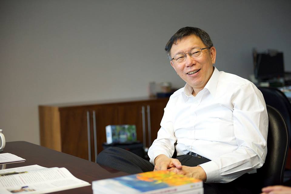台北市長柯文哲上任周年，日前接受《民報》專訪時表示，他最滿意的是「公開透明」，具體的政績則是今年底，有1萬戶公共住宅會正式啟動。（黃謙賢攝）