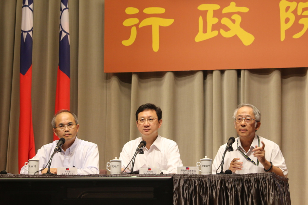 行政院發言人童振源（中）轉述行政院長林全於行政院會中指示，立即啟動觀光業總體檢。圖／何豪毅攝