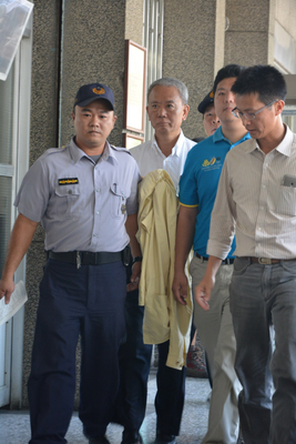 彰化地檢署偵辦頂新劣油案，傍晚聲押董事長魏應充（左2）和屏東廠長曾啟明獲准。（中央社）