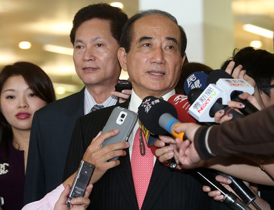 立法院長王金平（前）6日下午率團從松山機場搭機訪日前表示，確實有打電話給國民黨秘書長李四川，詢問總統初選時程，但沒深談。（中央社）20150406