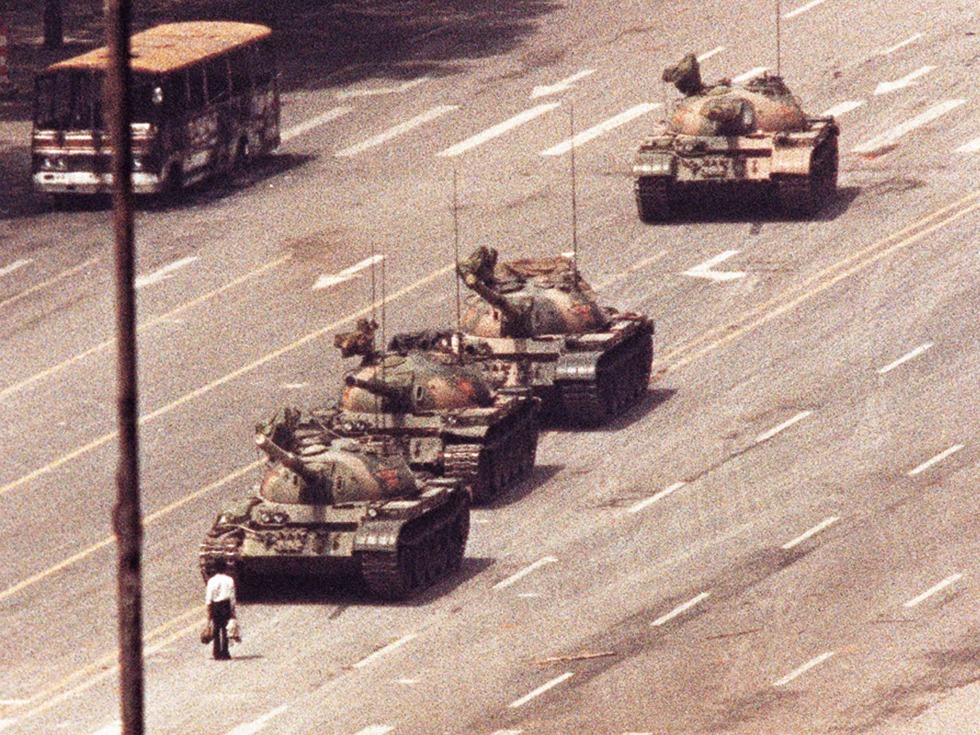1989年6月5日王維林阻擋坦克行進的畫面，被認為是20世紀標誌性的照片。圖／取自網路