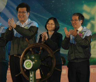 子、媳都被聘為講師，台北海洋技術學院董事長、民進黨市議員林世宗（左）遭質疑「私校家族化」。圖為總統蔡英文（右）就職前，今年3月26日在台北出席海洋技術學>院50週年校慶慶祝典禮，與董事長林世宗（左）一起啟動領航儀式。圖／中央社