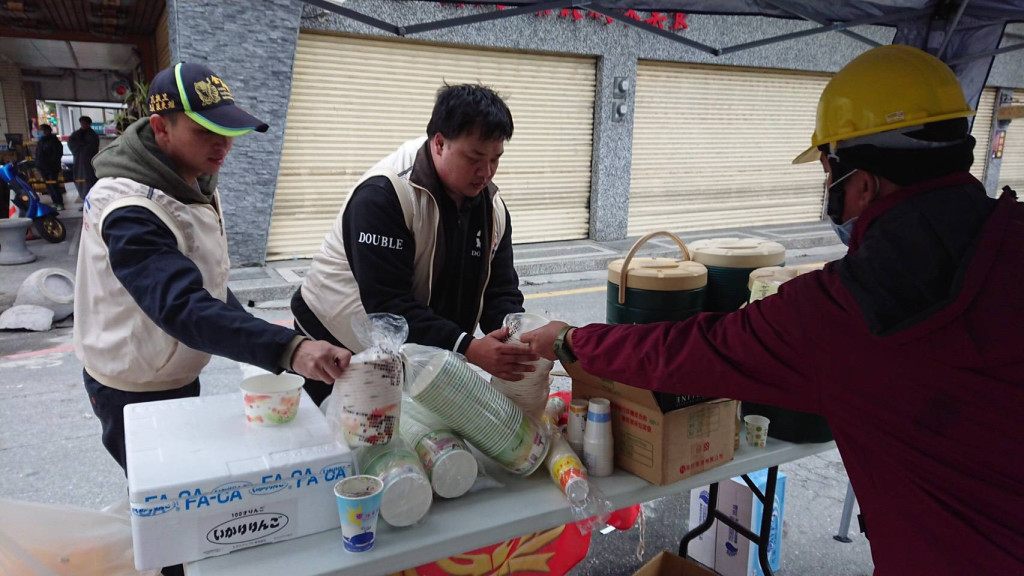 花蓮震災，國防部後備指揮部表示，所轄花蓮縣後備指揮部配合地方政府災害應變中心開設，並於花蓮縣體育場、中華國小及統帥飯店等周邊開設服務台，協助物資發放、民眾安置及交通疏導等工作，將持續配合花蓮縣政府及第二作戰區全力投入救災工作。圖／國防部後備指揮部