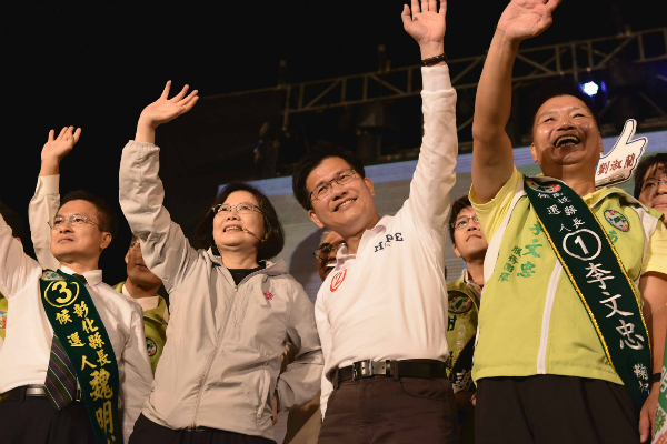 民進黨主席蔡英文日前領軍台中巿長候選人林佳龍、彰化縣長候選人魏明谷、南投縣長候選人李文忠共同擧辦晚會造勢。(圖林總部提供)